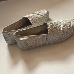 Size 8 Toms shoe